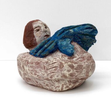 EIN ARM VOLL BLAU - 2019, Lindenholz bemalt, H 24 B 29 T 33 cm Riedl Annerose