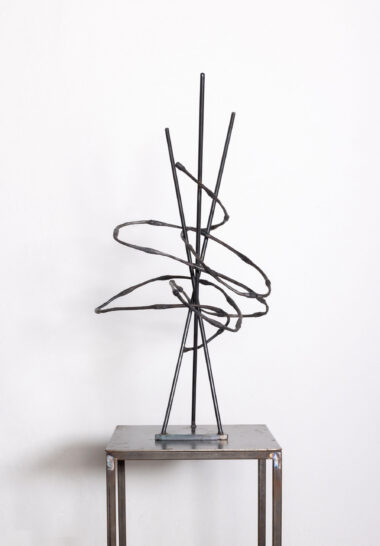 GABRIELE KUTSCHERA, SCHLAUFENSTELE KLEIN - 2025, EisenplastikH 83 x B 60 x T 50 cm Kutschera Gabriele