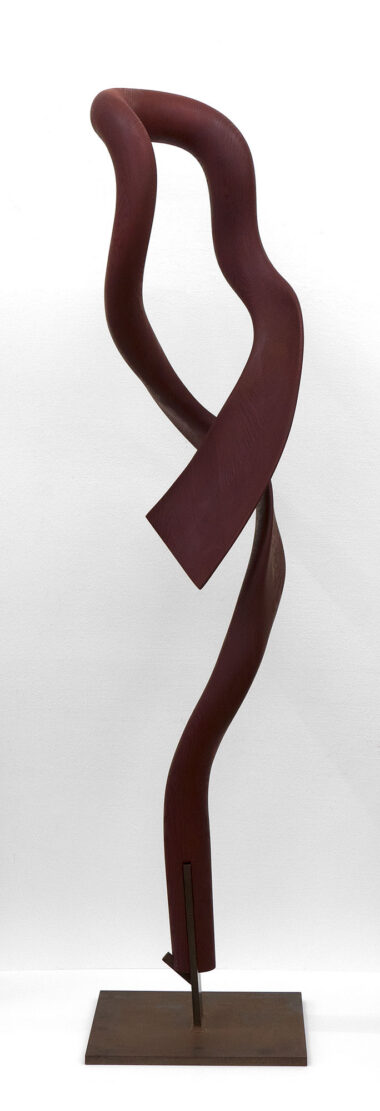 OHNE TITEL - 2022, Esche, rot patiniert, H 203 cm B 46 cm T 46 cm Priller Markus