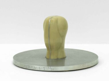 KOPF - 1973, Kunstharz und Aluminium, Exemplar: 13/22, Höhe: 16,5 cm, Plattendurchmesser 30 cm Avramidis Joannis